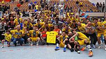 Ausgelassen feiern die Konstanzer Spieler mit ihren Fans den Sieg gegen Krefeld.