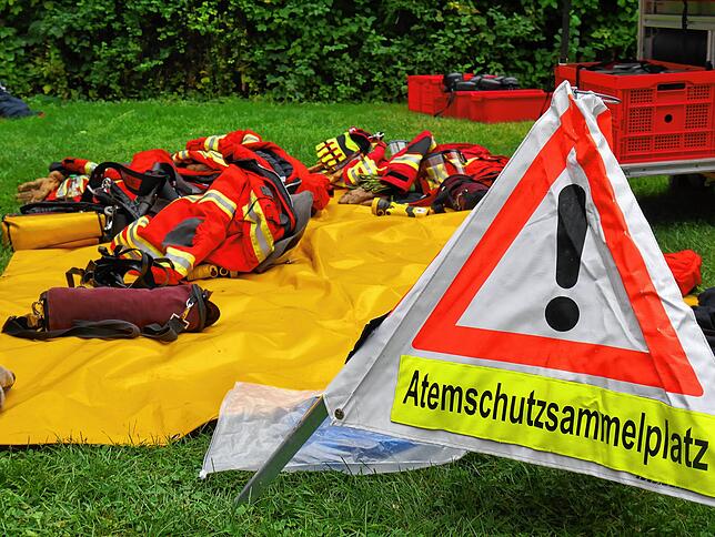 Nur unter Atemschutz und in speziellen Schutzanzügen ist der Gefahrenbereich im Engener Freibad betretbar.