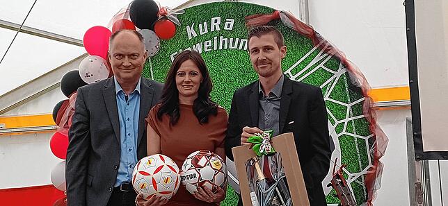 Für den Südbadischen Sportbund gratuliert Gerd Eiletz (links) den Vorständen Jenniffer Eckert und Tim Flum vom SV Niederhof zum neuen ...