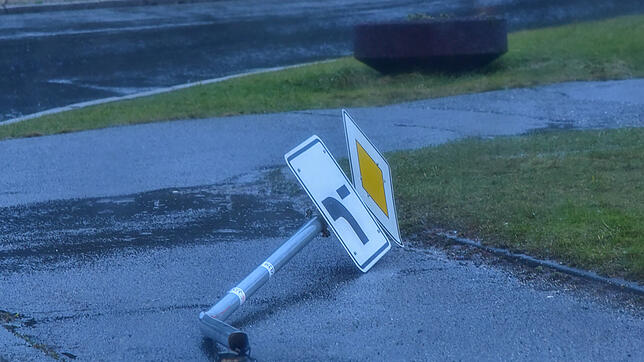 Auch Verkehrsschilder hielten &bdquo;Sabine&ldquo; nicht stand.