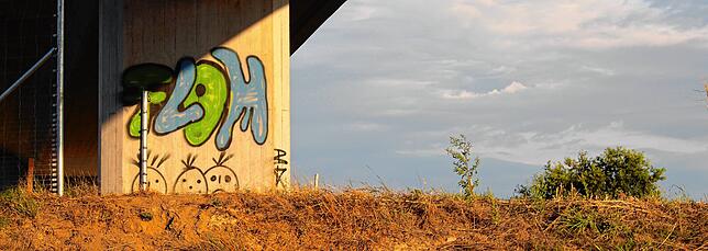 Bild 11: Kunst am Bau oder Vandalismus? Graffiti-Sprayer haben sich auf der neuen Bundesstraße 31 bereits verewigt