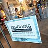 Ein Schild mit der Aufschrift &bdquo;Abholung&ldquo; hängt am Eingang eines Haushaltswarengeschäfts in Stuttgart. Abholungen nach ...