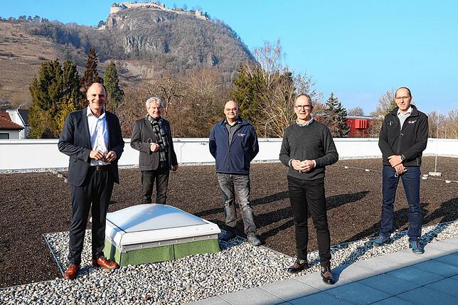 Sie sind stolz, dass die Rettungswache fertiggestellt ist: (von links) Oberbürgermeister Bernd Häusler, der Vorsitzende des ...