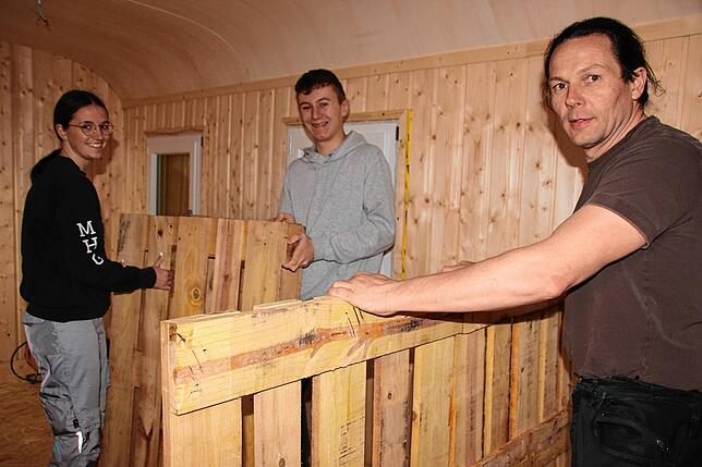 Aus Paletten bauen Annika Utz, Ben Schneider und Bauhofleiter Peter Braun-Droxner die Theke für den Bauwagen.