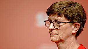 Saskia Esken, SPD-Bundesvorsitzende, hört zu bei der Dialogkonferenz zum SPD-Mitgliedervotum.