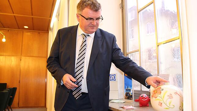 Sparen kann Oberbürgermeister Andreas Brand seine Aufsichtsratsbezüge in sechsstelliger Höhe nicht. Alles über 6100 Euro pro Jahr fließt ...