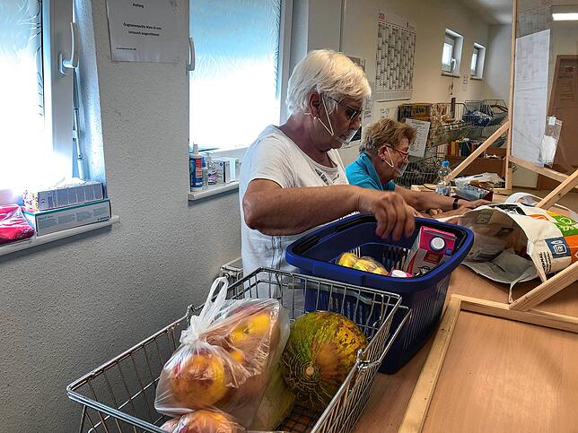 Bild 5: Die Tafel in Villingen unterstützt Menschen auch in Coronazeiten. Zwei, die regelmäßig helfen, wurden über die Einrichtung zu Freundinnen und Mitbewohnerinnen