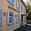 Gehört zum Ortsbild von Wollmatingen: Das Gasthaus Löwen gegenüber der Linde, die abgerissen wird.
