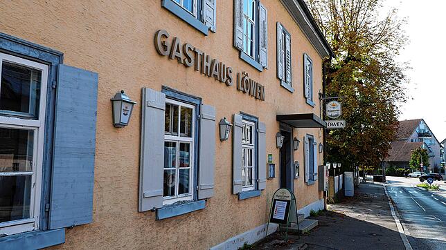 Gehört zum Ortsbild von Wollmatingen: Das Gasthaus Löwen gegenüber der Linde, die abgerissen wird.