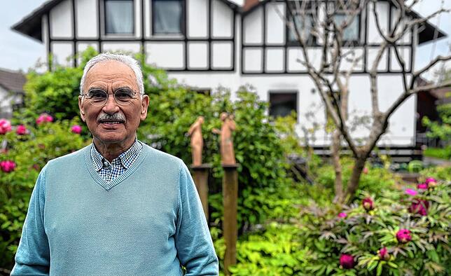 Claus Schnitzer in seinem Garten in Owingen. Auf seinen Reisen durch Deutschland hat der 82-Jährige zu seiner Überraschung zwei ...