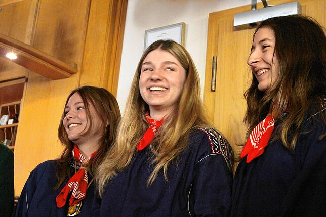 Afra Kuttler (von links), Katharina Honold und Katharina Dörle begleiten als Chor den Auftritt von Ralf Bernauer.