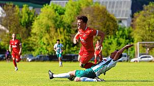 Geisingens Fabian Federle (rotes Trikot) wird in dieser Situation fair vom Ball getrennt.