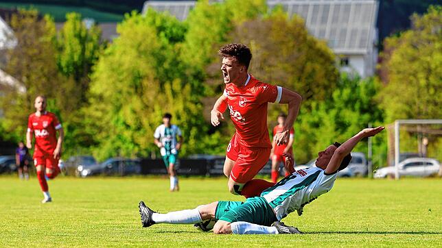 Geisingens Fabian Federle (rotes Trikot) wird in dieser Situation fair vom Ball getrennt.