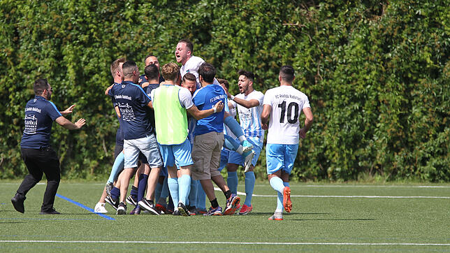 Großer Jubel nach dem Treffer zum 0:2. Dank des Sieges in Konstanz sicherte sich der FC Anadolu Radolfzell am letzten Spieltag den ...