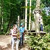 Beim Ausflug in den Kletterpark in Immenstaad: Eltern und Bruder freuen sich über Lennards Mut. Er ist im Kids-Parcours für Kinder ab ...