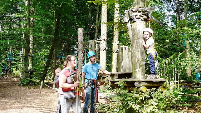 Beim Ausflug in den Kletterpark in Immenstaad: Eltern und Bruder freuen sich über Lennards Mut. Er ist im Kids-Parcours für Kinder ab ...