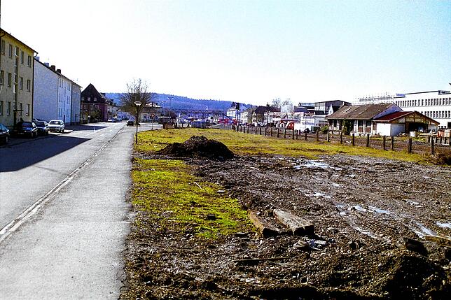 Vor dem Aach-Center-Parkplatz war hier Wiese. Im Hintergrund ist der alte Busbahnhof.
