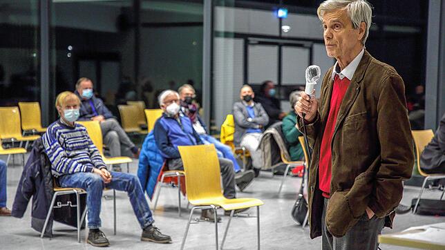 Für Wolfgang Gedeon herrscht Krieg. In der Talwiesenhalle in Rielasingen zieht der Landtagsabgeordnete Bilanz seiner fünfjährigen Amtszeit.