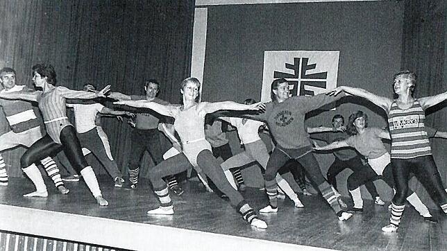 1983: Übungsleiter bei einer Aerobic-Vorführung. In der Mitte Barbara Schoch, rechts  daneben Siegfried Wössner, Conrad Caserotto tanzt ...