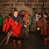 Am Dreikönigstag holt die Historische Stadtwache den Freien Blätz aus dem Kerker des Pulverturms und führt ihn dem Hohen Rat der Stadt ...