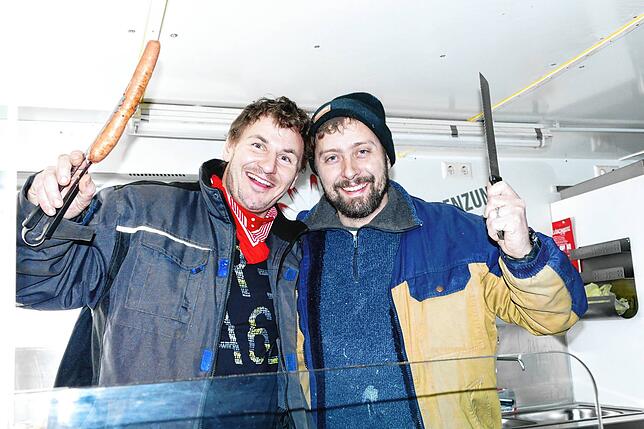 Die Herren vom Grill, Marius Kehle (links) und Marc Neininger, haben reichlich zu tun.