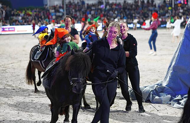 Bild 2: Tausende beim Showabend zur Eröffnung des Fest der Pferde 2024