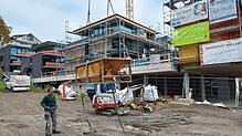Die Baustelle an der Fürstenbergstraße 41 bis 43 kommt gut voran, die ersten vier Häuser am Hang sind fast fertig (hinten, in Grau). ...