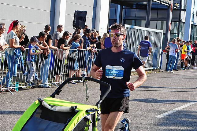 Bild 18: Mit Ausdauer und Kreativität- tausende Läufer messen sich beim ZF Firmenlauf