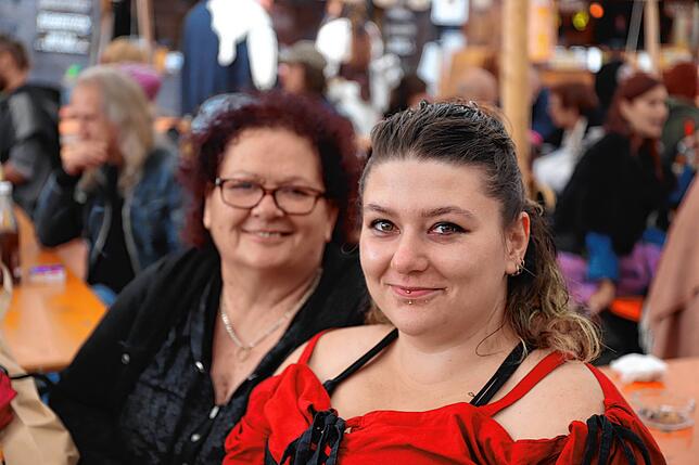 Bild 4: Gäste und Aussteller des Mittelalter-Markts in Pfullendorf trotzten dem Schmuddelwetter