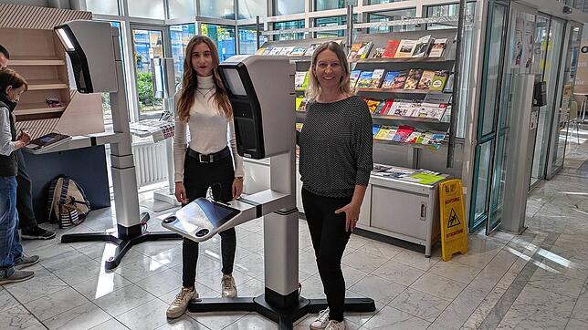 Seit ein paar Wochen stehen diese neuen Foto-Terminals im Bürgerbüro. Sabine Stöckler (rechts) und Brenda Mayer vom Bürgerbüro stellen ...