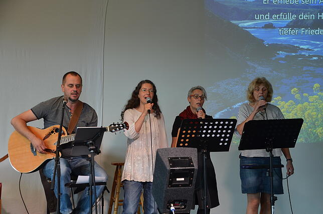 Poppige Musik statt klassischer Gottesdienst. Die Band der Freien Evangelischen Gemeinde Donauschingen beim Sonntagsgottesdienst.