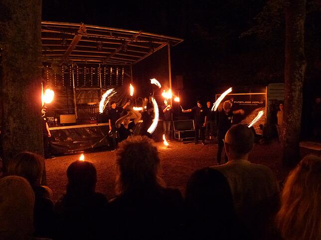 Die jungen Artisten der Bad Säckinger Zirkusschule begeisterten mit einer atemberaubenden Show aus Feuer- und Lichtjonglagen.