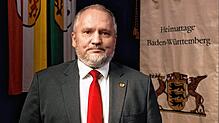 Screenshot aus dem Youtube-Video: Mit Amtskette und vor der Fahne von den Heimattagen Baden-Württemberg spricht Martin Staab seine Rede ...