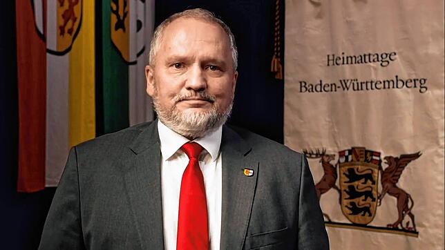 Screenshot aus dem Youtube-Video: Mit Amtskette und vor der Fahne von den Heimattagen Baden-Württemberg spricht Martin Staab seine Rede ...