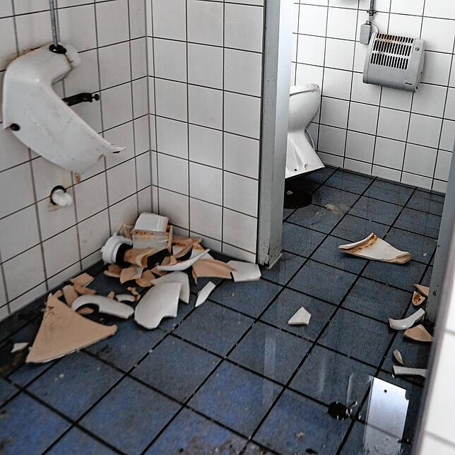Auch Toilettenschüssel wurden Herausgerissen und Pissoirs kaputt geschlagen.