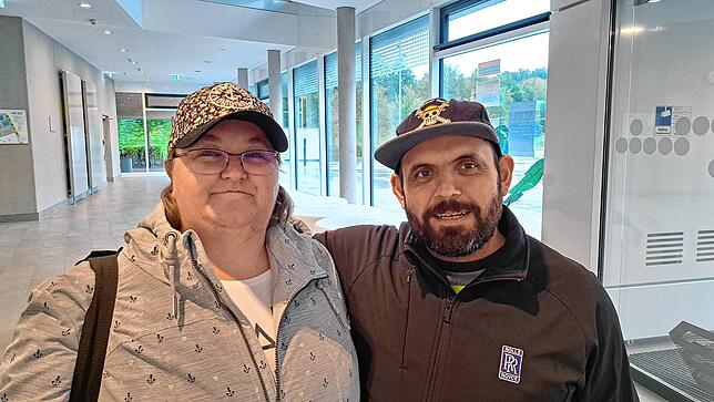 Jessica und Johann Ungemach aus Friedrichshafen nutzen den freien Dienstagmorgen, um nach Monaten endlich wieder im Sportbad schwimmen ...