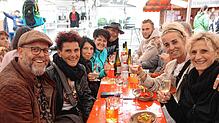 Regine Böhm-Haas (Zweite von links) ist an ihrem Geburtstag nach Konstanz zum Weinfest gekommen. Sie feiert mit einer Gruppe aus St. ...