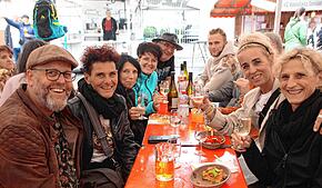 Regine Böhm-Haas (Zweite von links) ist an ihrem Geburtstag nach Konstanz zum Weinfest gekommen. Sie feiert mit einer Gruppe aus St. ...