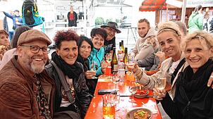 Regine Böhm-Haas (Zweite von links) ist an ihrem Geburtstag nach Konstanz zum Weinfest gekommen. Sie feiert mit einer Gruppe aus St. ...