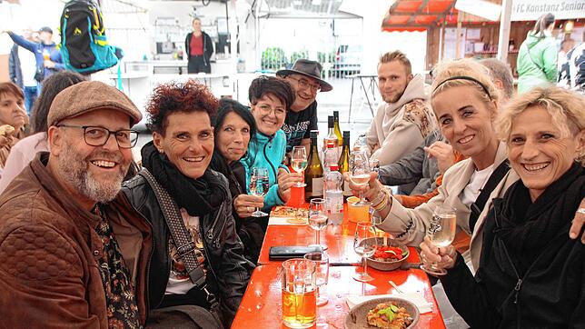 Regine Böhm-Haas (Zweite von links) ist an ihrem Geburtstag nach Konstanz zum Weinfest gekommen. Sie feiert mit einer Gruppe aus St. ...