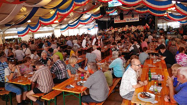 Bild 8: Waldshuter Chilbi 2025: Volles Haus beim 57. Wunschkonzert des Musikzugs St. Florian - das sind die schönsten Bilder