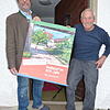 Dietram Hoffmann (links) und Rudolf Beck präsentieren das Plakat, das den Buchumschlag der Nußdorfer Chronik zeigt. Sie wird am Freitag, ...