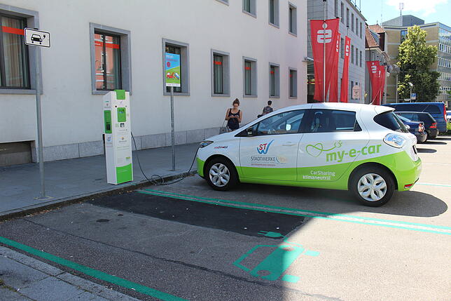 In der Bismarckstraße in Waldshut gibt es zwei Parkplätze mit Ladestation für Elektrofahrzeuge. Einer der beiden Plätze ist allerdings ...