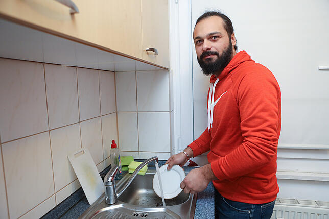 Mamuka Tsithaischwili, Azubi bei Dietenmeier und Harsch, in seiner Küche. Er ist froh um die Wohnung, die seine Firma an ihn vermietet.