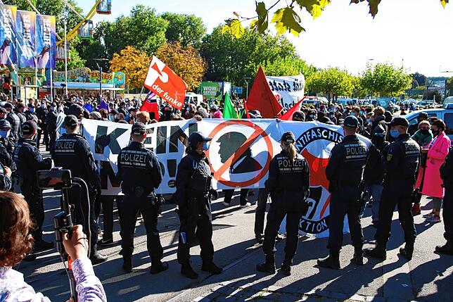 Heikle Szene am Konstanzer Hafen-Gelände: Als ein Demonstrationszug der Querdenker abgesagt wird, kehren etliche Teilnehmer wieder um in ...
