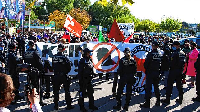 Heikle Szene am Konstanzer Hafen-Gelände: Als ein Demonstrationszug der Querdenker abgesagt wird, kehren etliche Teilnehmer wieder um in ...