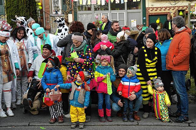 60 Jahre Narrenzunft Bitzenhofen-Oberteuringen: Beim Umzug zum Jubiläum mit 3500 Hästrägern wird auch am Straßenrand ausgelassen gefeiert.