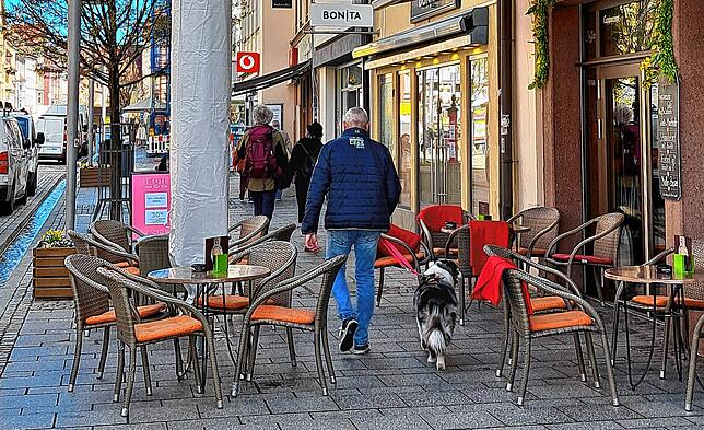 Mindestens 1,50 Meter Platz für Fußgänger, Rollstuhlfahrer, Kinderwagen, Rollatornutzer? Bei diesem Durchgang in der Niederen Straße ...