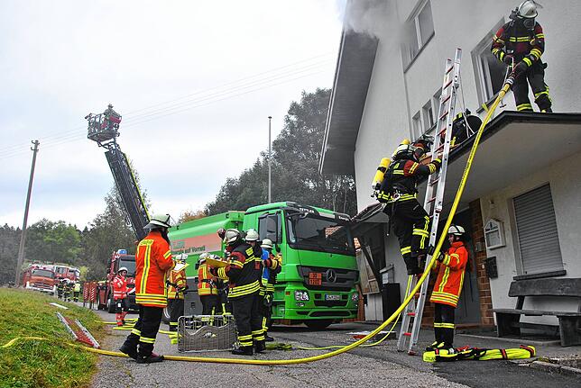 Weil der Tanklaster den Eingang versperrt hat, müssen sich die Feuerwehrleute anderweitig Zugang ins brennende Haus verschaffen.