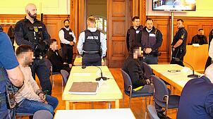 Verhandlung vor dem Landgericht Rottweil: Die vier Angeklagten (sitzend) sollen wertvolles Metall gestohlen haben.